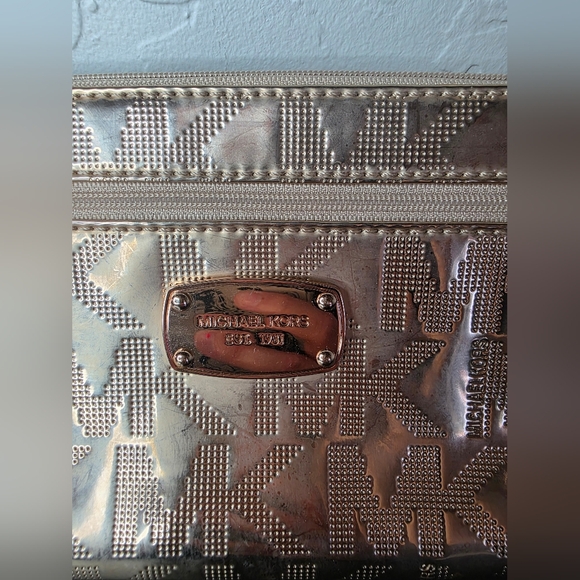 Michael Kors Jet Set Gold Clutch Wristlet Sleek Design - Picture 3 of 9